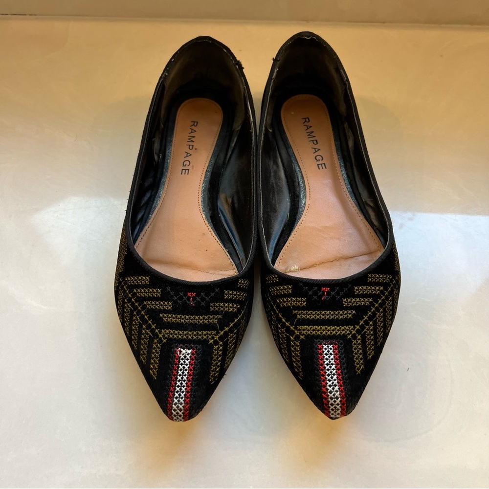 EUC Rampage size 8.5 black embroidered pointy toe‎ flats,